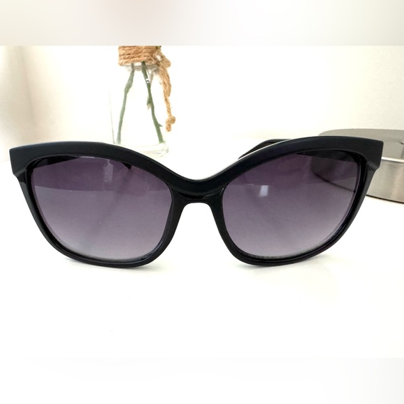 Guess Women’s Black Oversized Sunglasses with Rhinestone “G” Logo - Picture 1 of 6